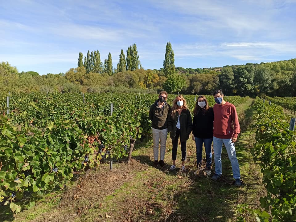 Visitantes de la bodega en ruta enoturistica en nuestras viñas.